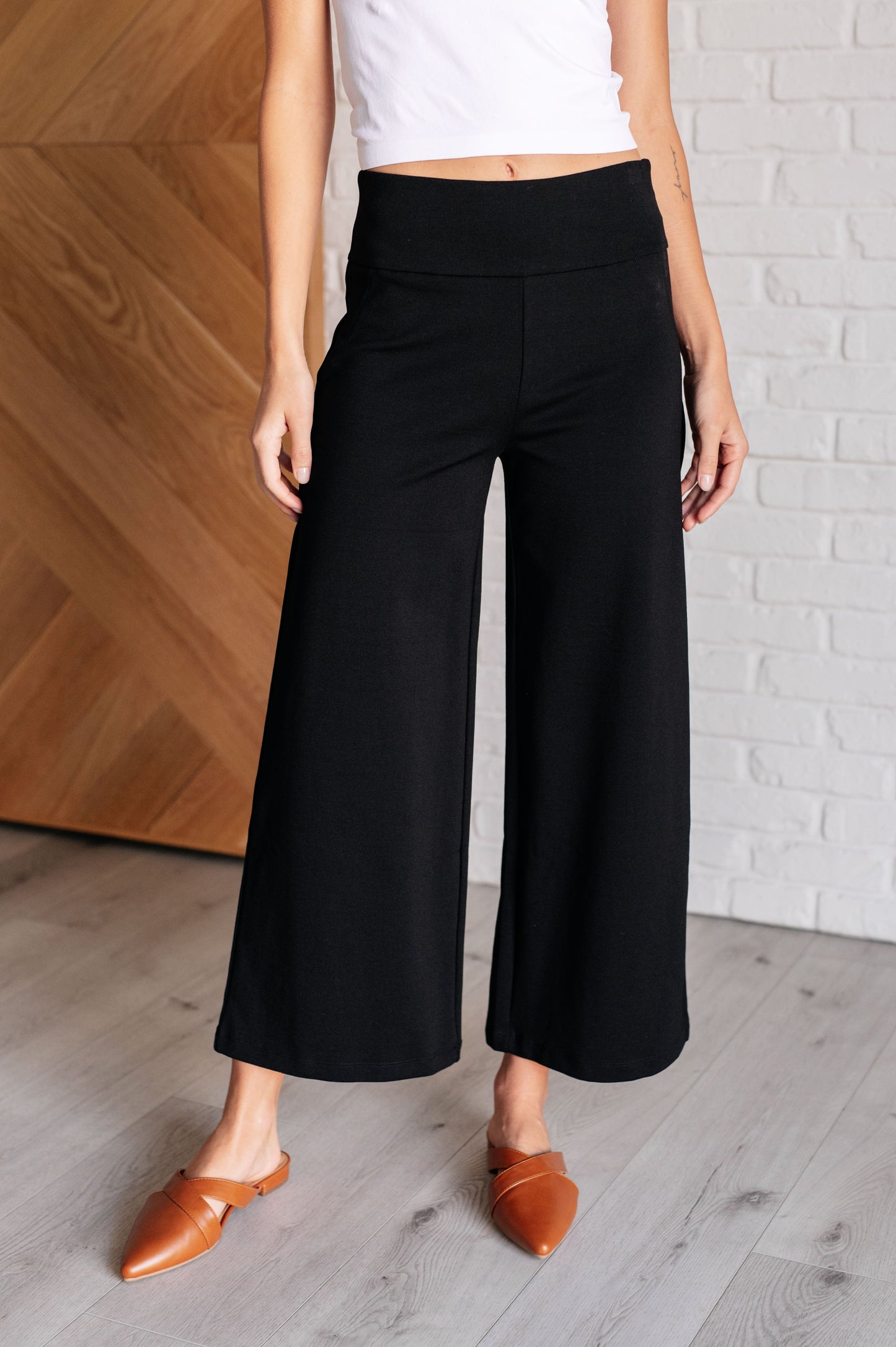 Wide Leg Crop Pants in Black