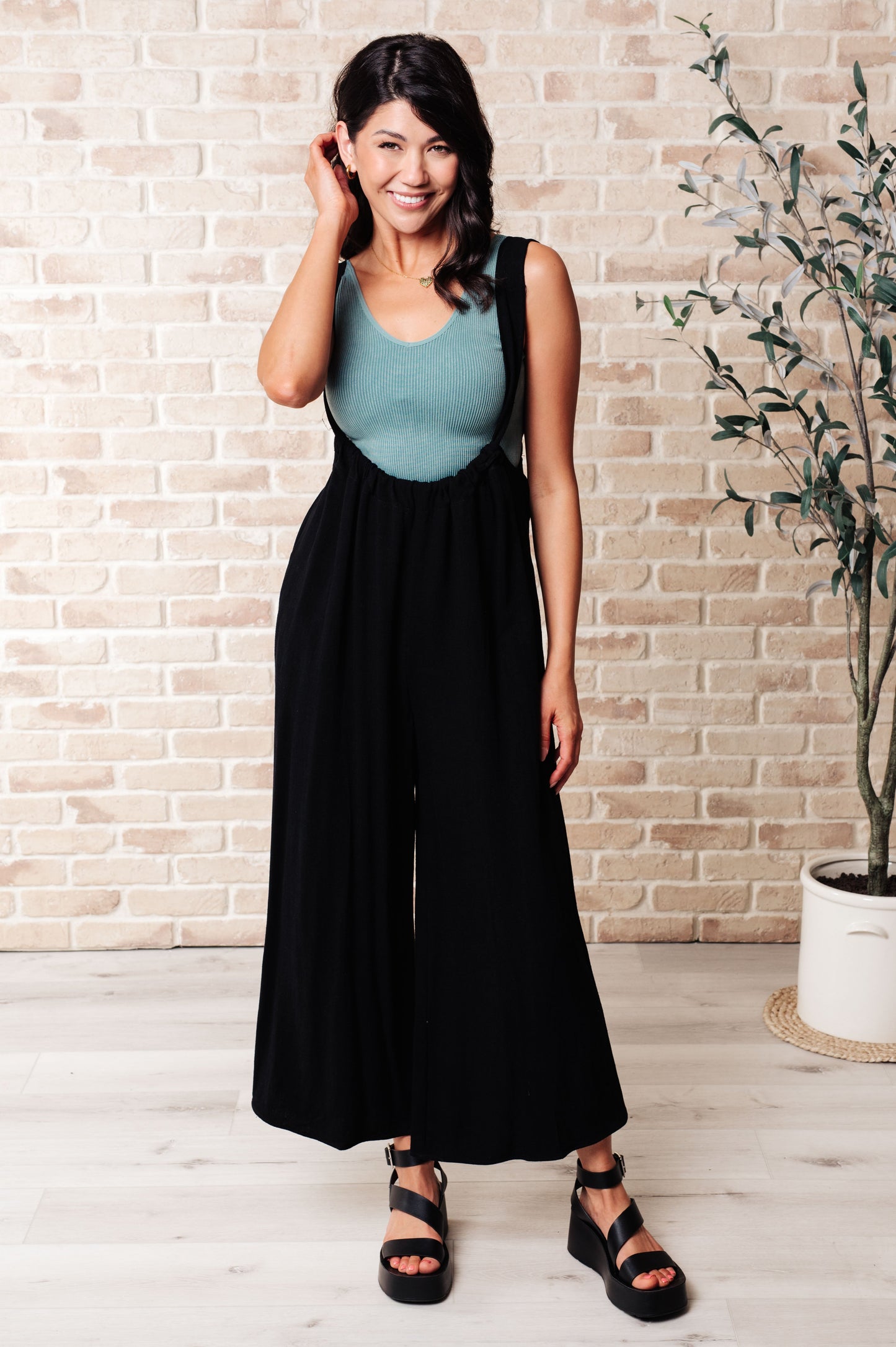 Low Cut Jumper in Black