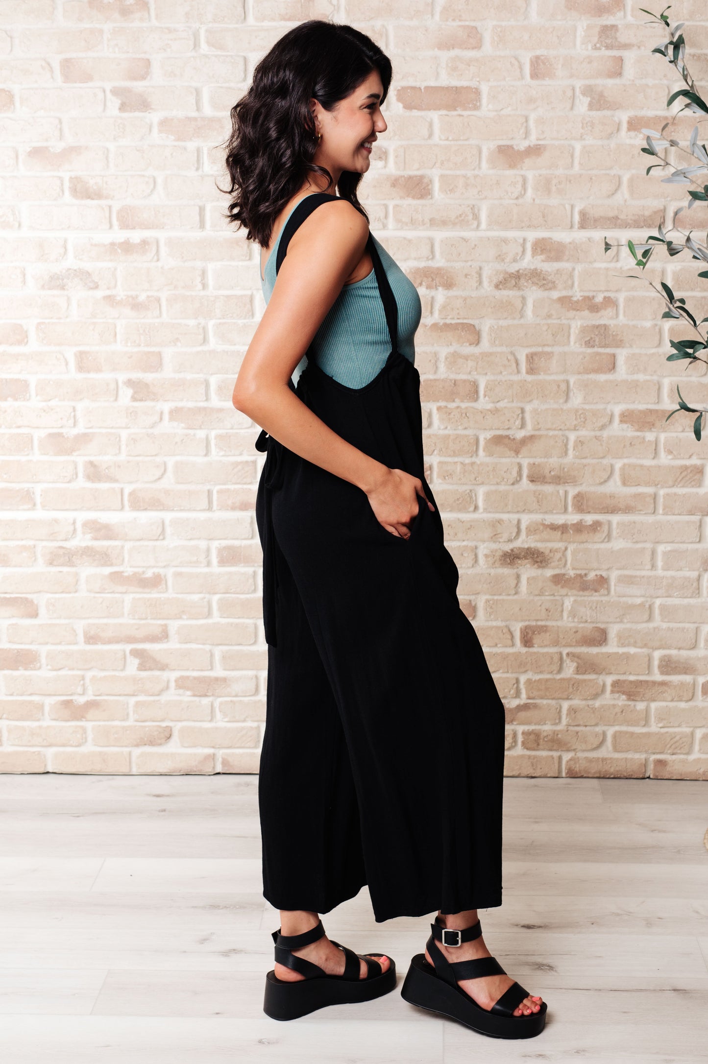 Low Cut Jumper in Black
