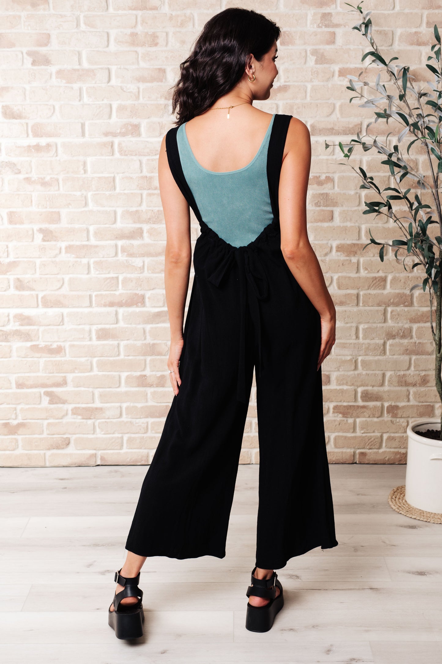 Low Cut Jumper in Black